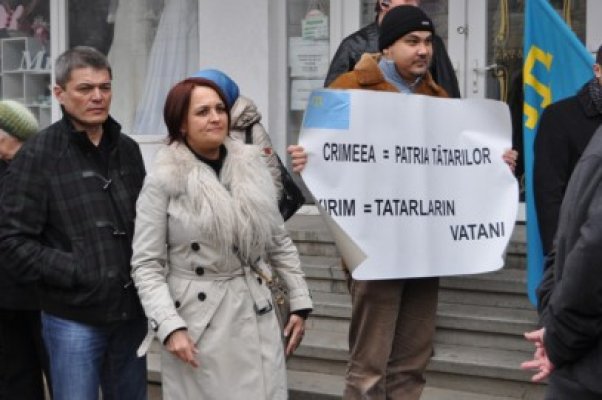 Protest în faţa Consulatului General al Federaţiei Ruse la Constanţa: Afară din Ucraina, afară din Crimeea!
